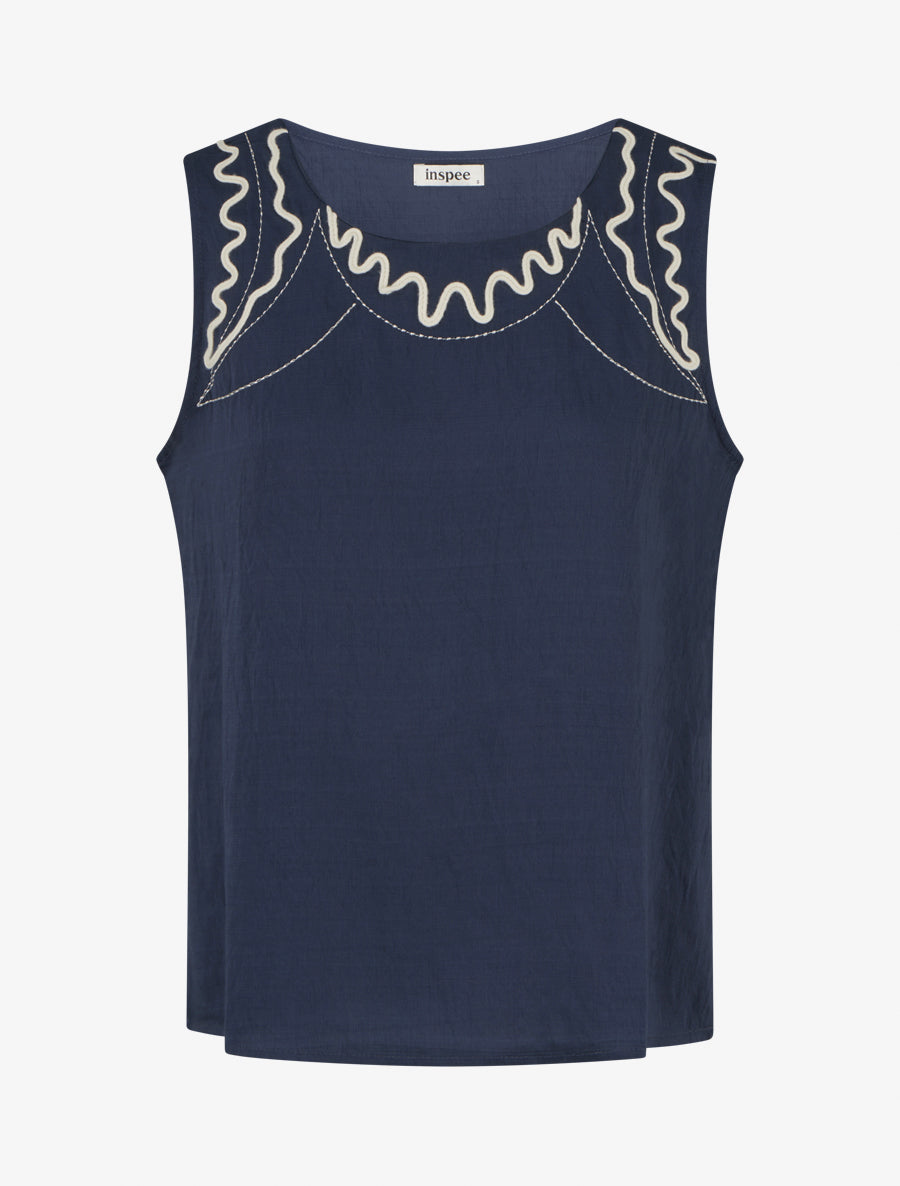 Top liso con detalles de bordados en forma de olas - Azul marino