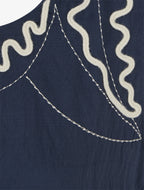 Top liso con detalles de bordados en forma de olas - Azul marino