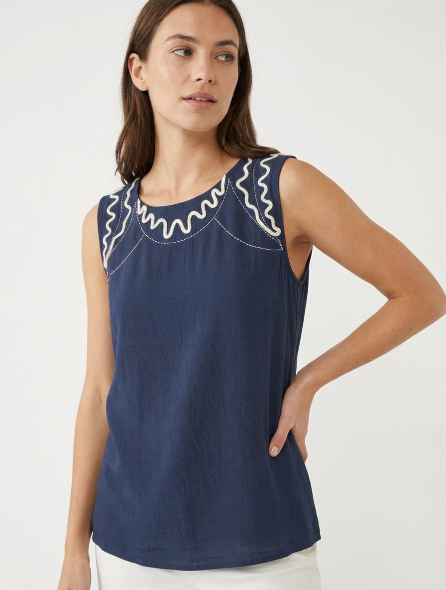 Top liso con detalles de bordados en forma de olas - Azul marino